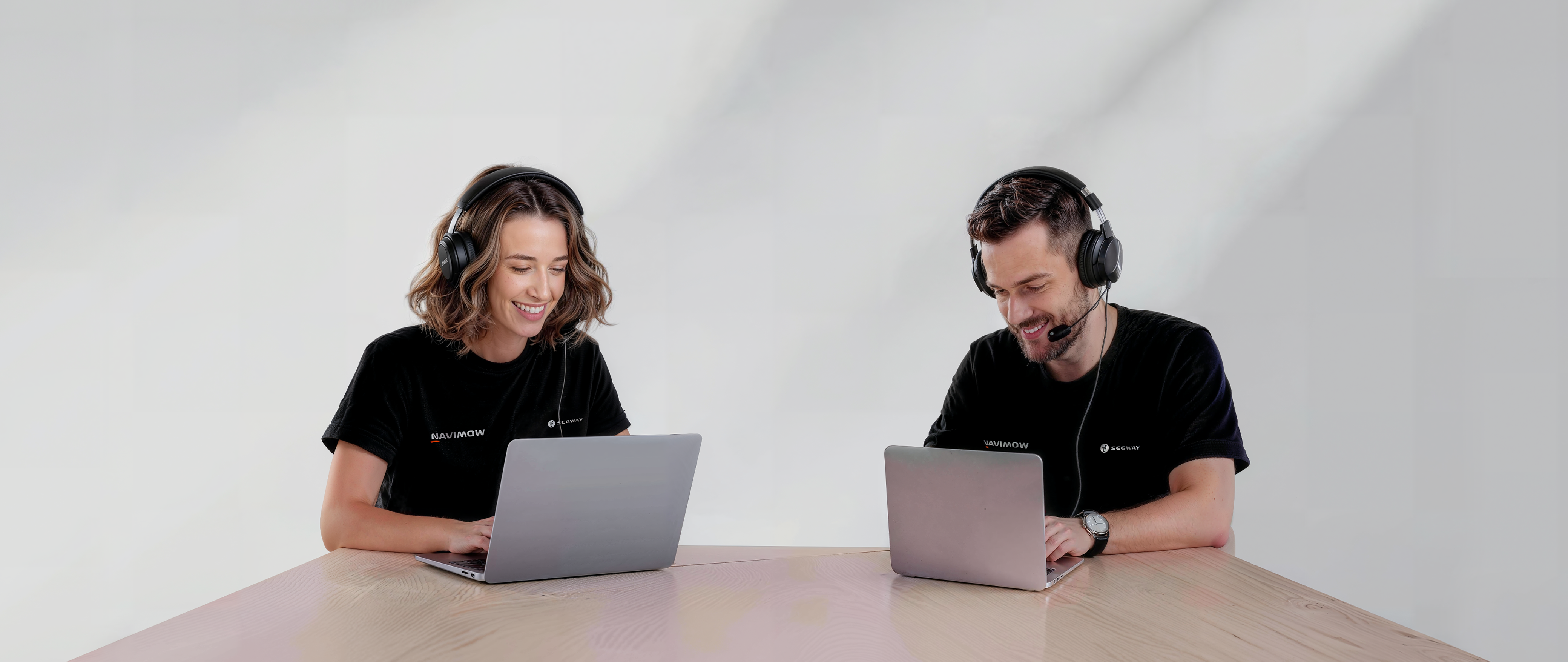 Two support agents for the Navimow i105E robot lawn mower.