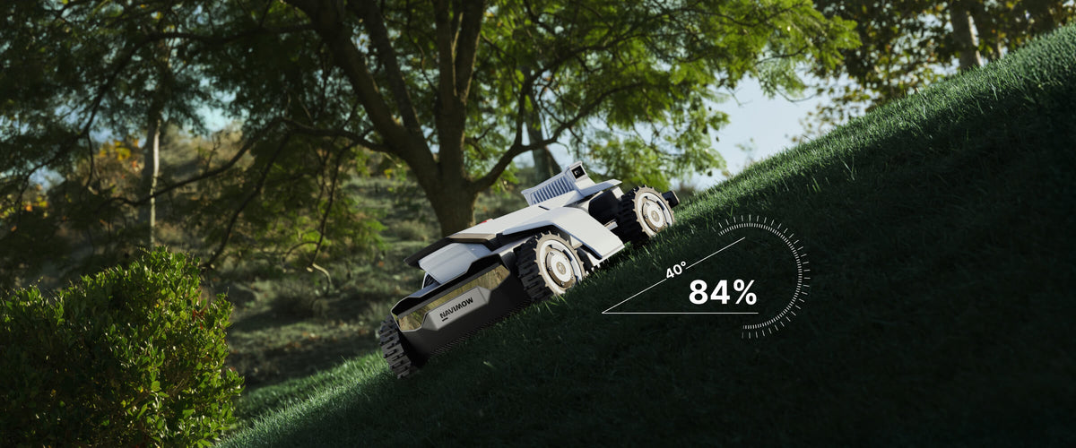 Segway Navimow X430 na strmem travnatem naklonu